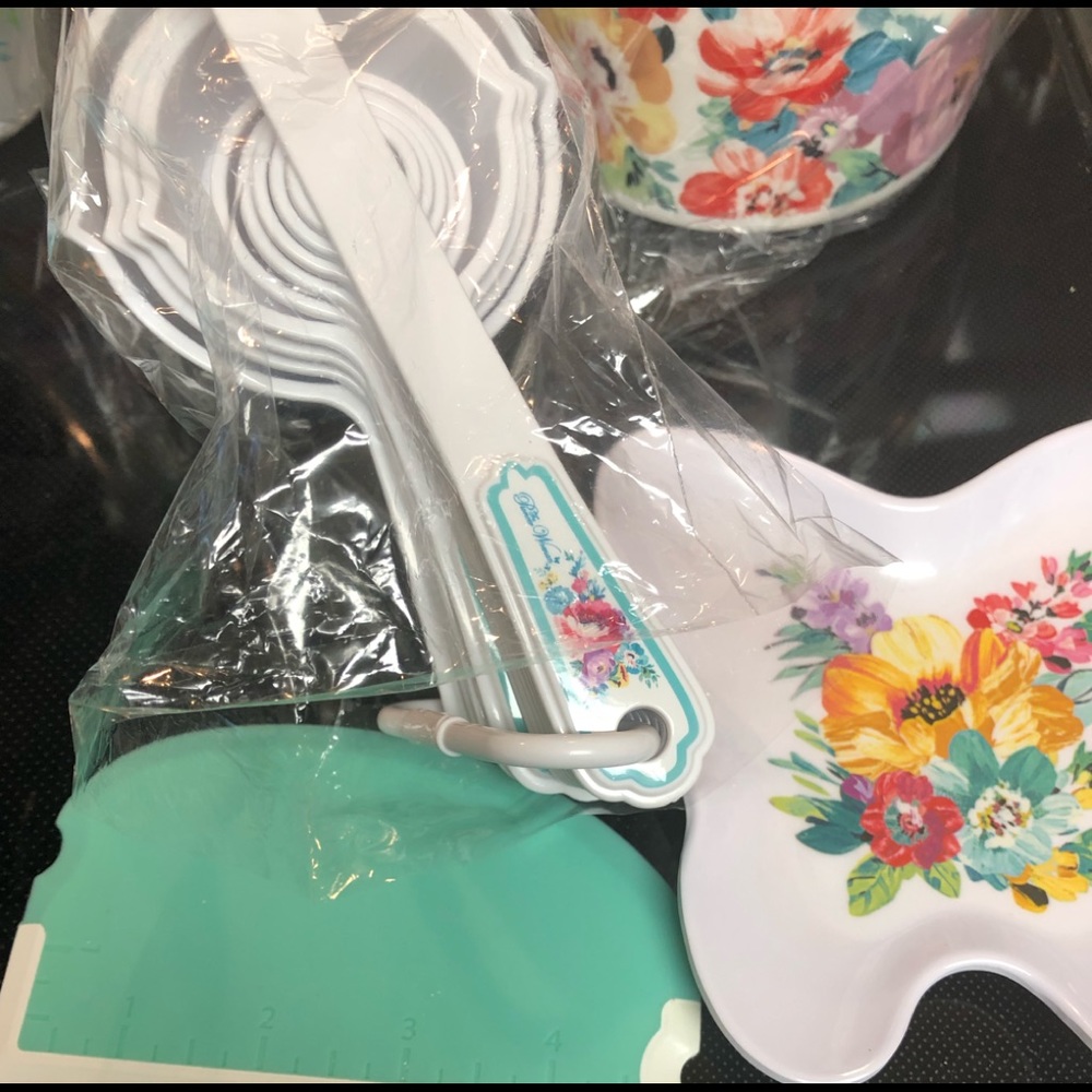 Pioneer moment measuring cups measuring spoons and spoon rest